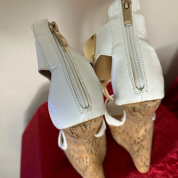 Red Kiss These shoes are a size 5.5 white with zipper up the back, Super Sexy - Picture 3 of 6